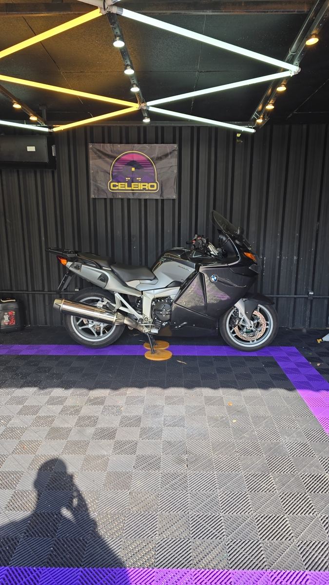 Moto BMW no box, com a bandeira do Celeiro